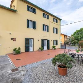GuestHost - Irene Holiday Home with Patio and Parking