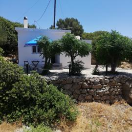 Salty Rocks House, hotel em Karkinágrion