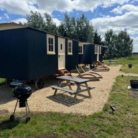 ShepherdsHut-HotTub-Cotswolds-PetFriendly, hotel Brackleyben