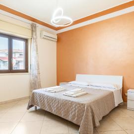 GuestHost - Apartment with Terrace in Aci Catena, Hotel in Aci Catena