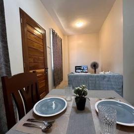 Modern 1-bedroom Apartment with Full-Bed, hotel v mestu Sibulan