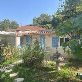 Houdarling Chalet et spa hammam jacuzzi et sauna, hotelli kohteessa Nîmes