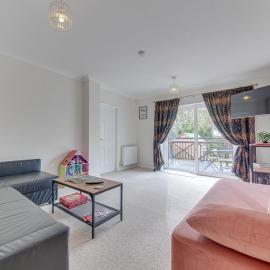 2BR Detached Bungalow with Parking, hotel in Stannington