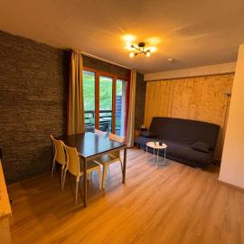 Studio Chic Rénové 1800 - Vue Pistes & Balcon, Hotel in Les Orres