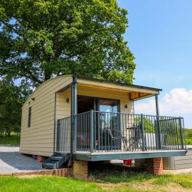 Hen's Hideaway, hotel in Saint Harmon