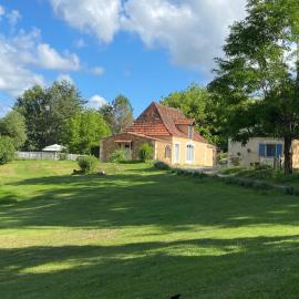 Les gîtes de la Joubertie, hotel in Salon