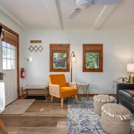 2min walk Downtown - Outdoor Patio - Pet Friendly, ξενοδοχείο σε Saugatuck