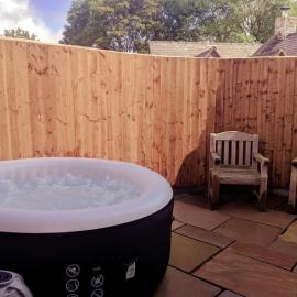 Dawel Lodge with Hot Tub and Logfire، فندق في Llanferres