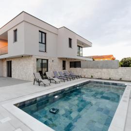 Luxury Villa Pam - Private villa with a heated pool and a summer terace with 4 bedrooms - 230 m2 NEW!!, hotel in Mandre