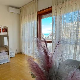 NINFEA SEAVIEW APARTMENT - Elegant, Bright and Spacious, Steps from the Sea & Station, отель в Неттуно
