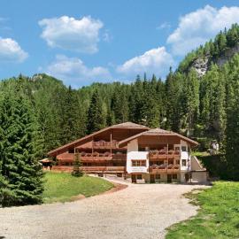 Hotel Villetta Maria Cottage, hótel í Canazei