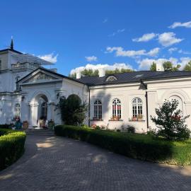 Agroturystyka w Dworze Ujazdowskim، فندق في Ujazdów