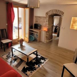 Appartement duplex avec balcons, hotell i Quingey