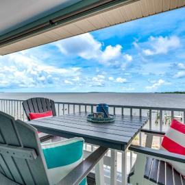 Steps to Beach: Waterfront Cedar Key Home!, hotell i Cedar Key