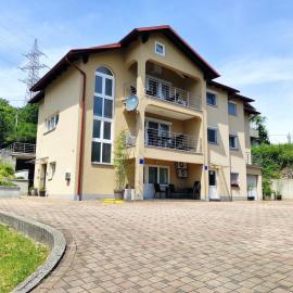 Apartments with parking space Rijeka - 18146, מלון ברייקה