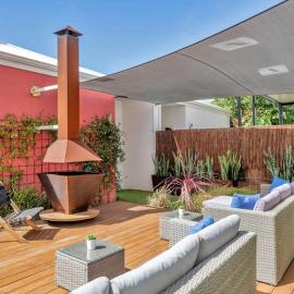 Seaside Beach House, luxury 3x2, fire pit, secure garden, pet friendly, sleeps 8, opp cafe, מלון במנדורה