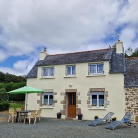Cottage in Brittany near Monts d'Arrée – hotel w mieście Guerlesquin