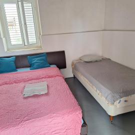 Room with private entrance from outside, traditional house, Hotel in Livadhia