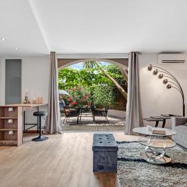 HAPPY TROPEZ, au Coeur du Village de GASSIN, hôtel à Gassin