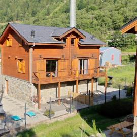 Chalet 6 dans les Pyrénées proche d'Andorre, hotel in LʼHospitalet-près-lʼAndorre