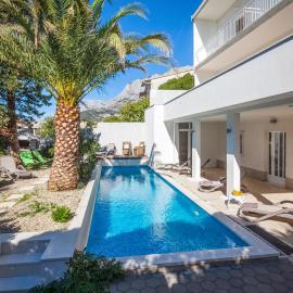 Lovely Apartment In Makarska