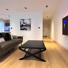 Versace Suite Balcony 1GB WIFI Netflix HDTV, hotel in London
