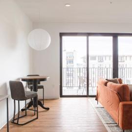 Chic East Side 1BR Apt with Balcony, Pool, and Gym, hotel a Milwaukee