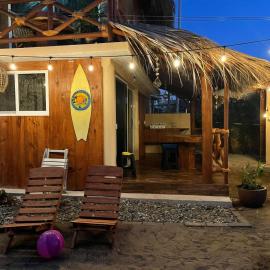 Cabaña Almendro Punto Surf Barra La Saladita, hotel u gradu 'La Salada'