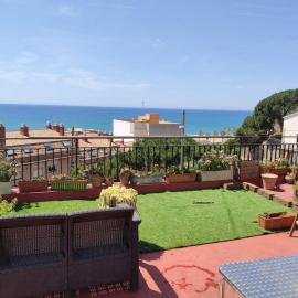 Apartment 3 minutes from the beach and train station on foot, hotel in Canet de Mar