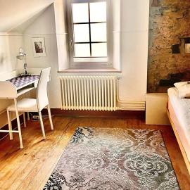 Zurich near the lake single room in historical house shared Bathroom, hotell i Kilchberg