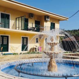 Elia studio & apartment, хотел в Doukádes