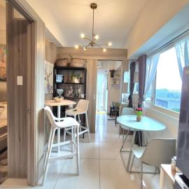 Cozy Corner Suite with Sea & City Skyline View