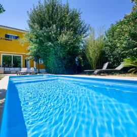 Beach & Nature Villa with Amazing Pool by TimeCooler, hotel v destinaci Setúbal