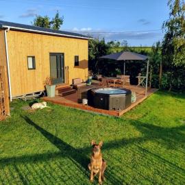SPA & Tiny house à la campagne, hotel in La Boissière