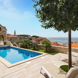 Beautiful Home In Sumartin With Sauna, hotel in Sumartin