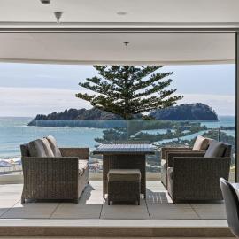 Oceanside Bliss - Absolute Beachfront - Uninterrupted Ocean Views with Pool، فندق في ماوْنت مونغانيو