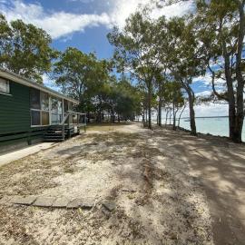 Stafford Hall - Burrum Heads- Riverfront- 3BR- Great Views, Hotel in Burrum Heads