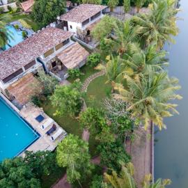 Queens Mount Tri Villas, hotelli Tangallessa
