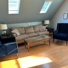 Bright, big family escape, W/parking, dogs welcome, hotel in Oak Park