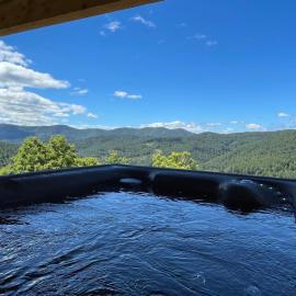 Suite Villa Eden du "Belvédère Cévenol" - Gîte Parc National des Cévennes au calme absolu vue panoramique - Lit 180x200 - Accès Piscine - Jacuzzi Privatif- Only Adult -Classé 5 étoiles- Climatisation - espace extérieur privatif -randonnée et balade nature โรงแรมในLamelouze