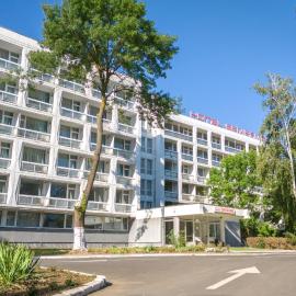 Hotel Semiramis, hotel i Saturn