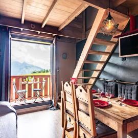Slow Chalet MtBlanc Soleil Ski-inout Nice View Balcony Elevator Parking, hotel en Manigod