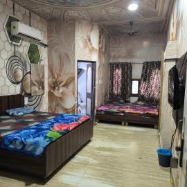 HOTEL JOGI GUEST HOUSE welcome all families, friends, groups, couples, singles fully Airconditioner, attach washrooms, lift, wifi, gyser hot water, 24 hours room service, power backup، فندق في أمريتسار