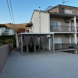 APARTMANI Mila، فندق في بودسترانا
