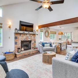 Spacious Family Retreat: Pocono Home w/ Deck, hotel v destinaci Albrightsville