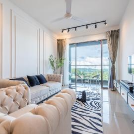 Serene French Family Retreat with Sunrise View, hotel u gradu Kameron Hajlends