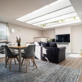 Light and spacious loft apartment in town centre