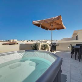 Modern Penthouse Near Gzira Seafront, Hotel in Gżira