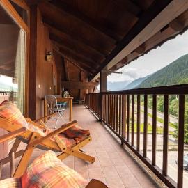 Villa Monari Apartment Riverside Terrace, hotell sihtkohas Cogolo