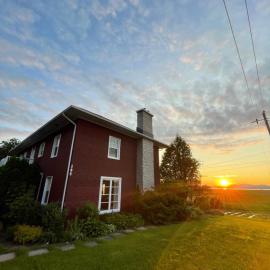 Viesnīca La Maison Rouge - Bed & Breakfast - La Pocatière pilsētā Lapokatjēra